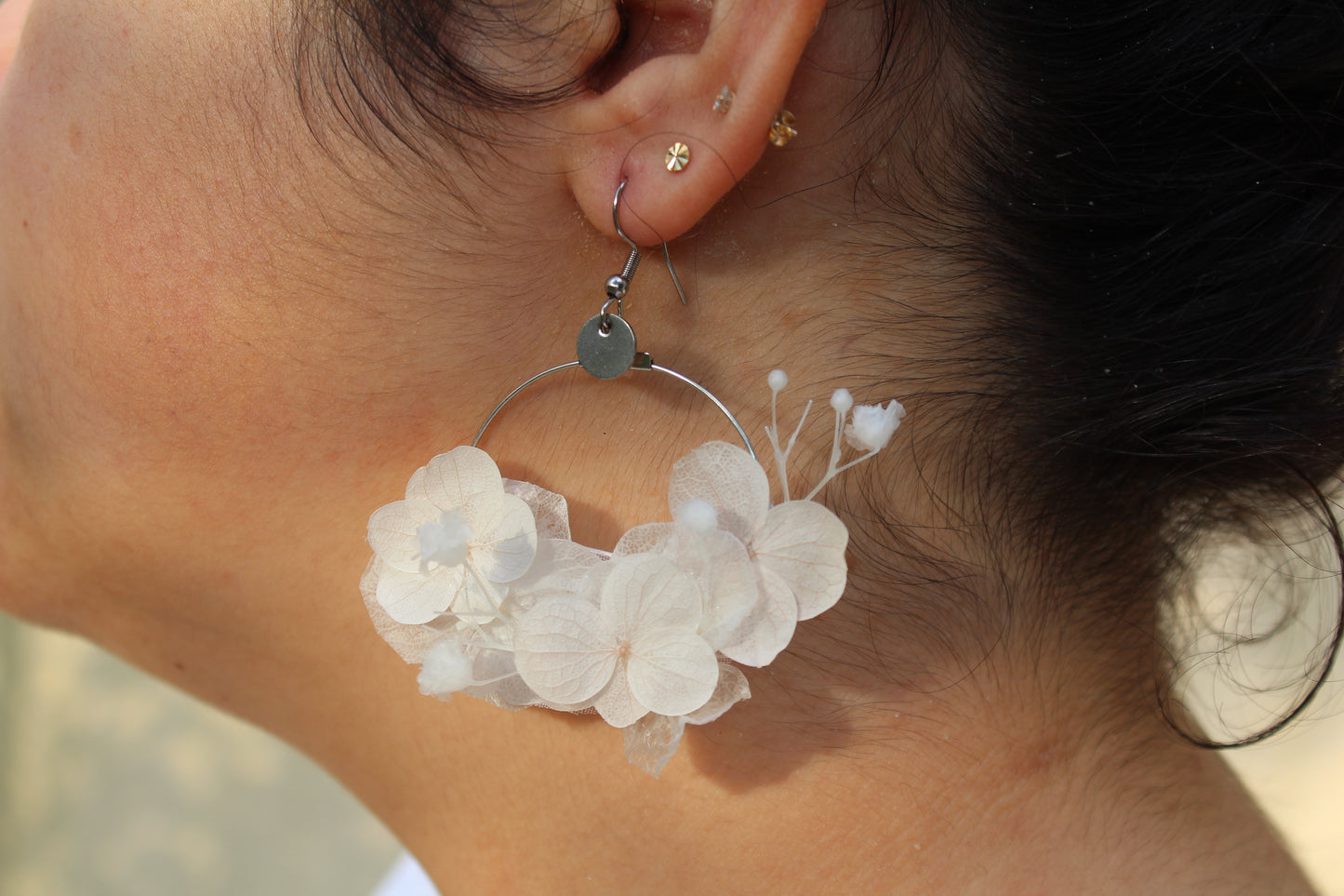 BOUCLES D'OREILLES EGLANTINE / fleurs blanches, dorées ou argentées