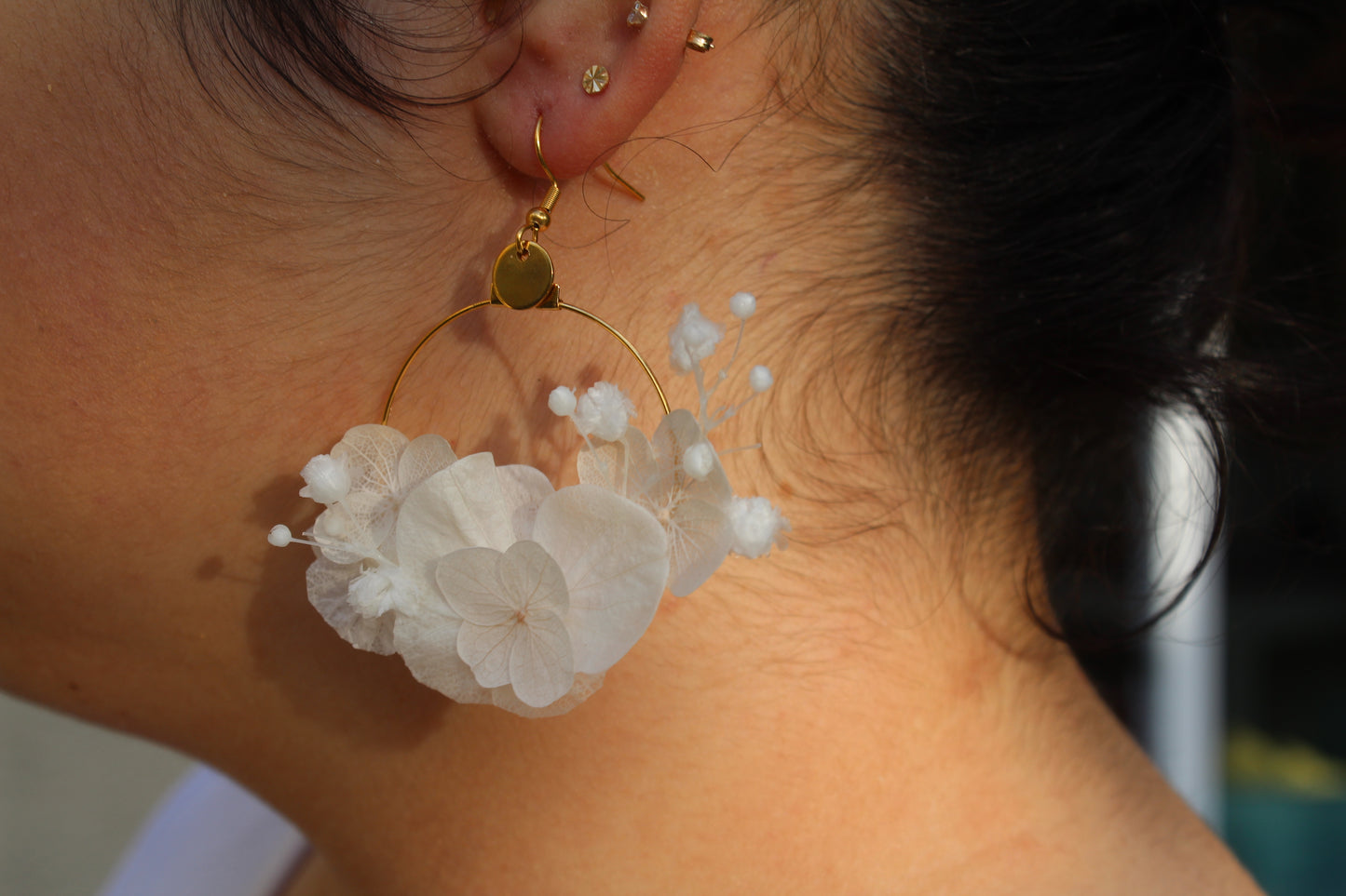 BOUCLES D'OREILLES EGLANTINE / fleurs blanches, dorées ou argentées