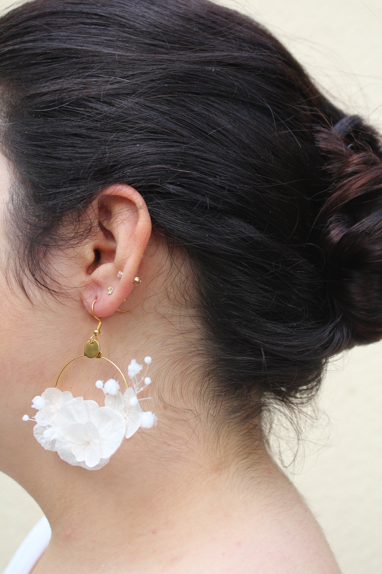 BOUCLES D'OREILLES EGLANTINE / fleurs blanches, dorées ou argentées