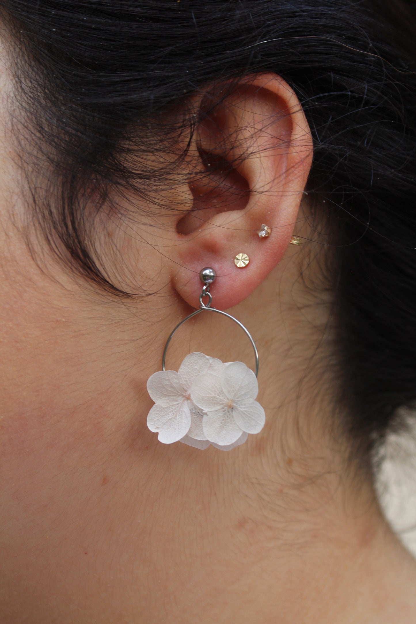 BOUCLES D'OREILLES LANA / fleurs blanches, dorées ou argentées